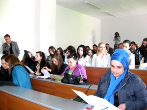 Студенти от специалностите „Връзки с обществеността“ и „Журналистика“ по време на семинара