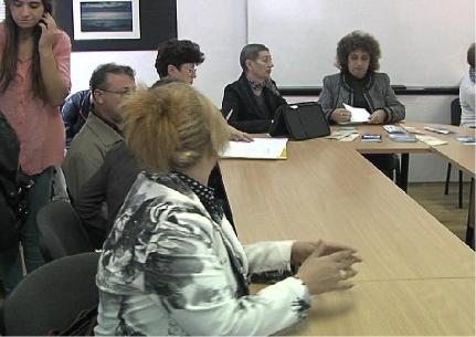Участници в срещата - служители в ТСБ, преподаватели и ученици от ПГИИ  „Джон Атанасов”