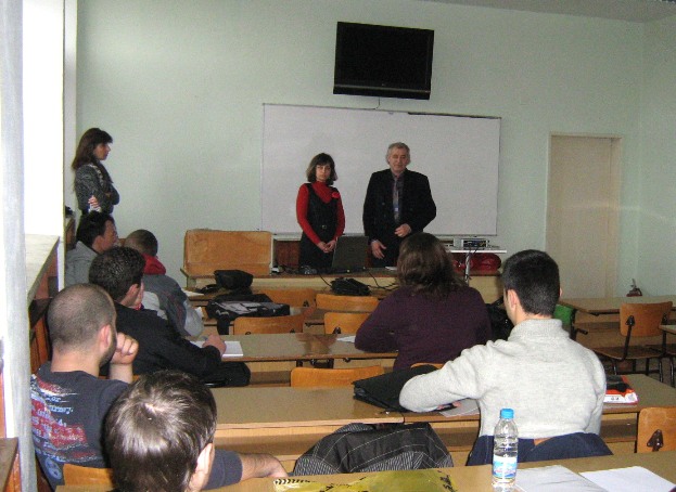 Директорът на ТСБ-Добрич Неделчо Василев и главния експерт в отдел „Обща администрация” Илга Иванова разговарят със студенти от Добруджанския технологичен колеж