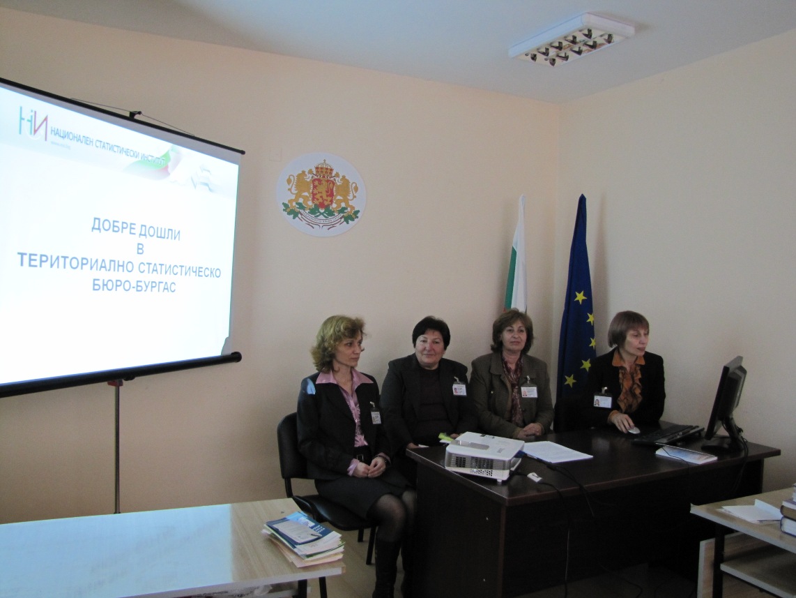Госпожа Гергана Кисьова – Директор на ТСБ-Бургас и ръководителите на отдели по време на презентацията