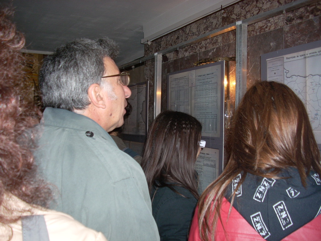 Посетители разглеждат изложбата