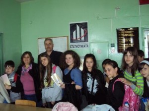 Г-н Б. Борисов - директор на ТСБ - Велико Търново с ученици от СОУ „Вела Благоева”