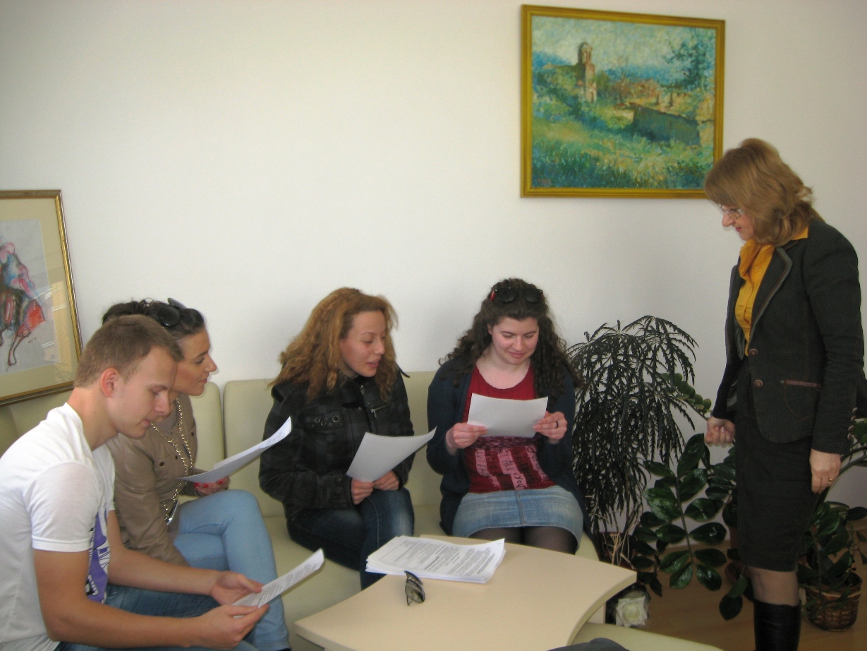 Г-жа Донка Иванова и екипа преглеждат анкетните карти