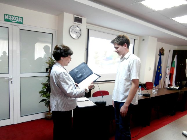 Председателят на НСИ д-р Ренета Инджова връчва наградата