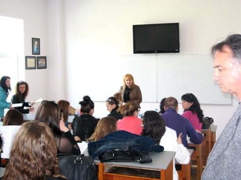 Г-жа Настева разговаря със студентите