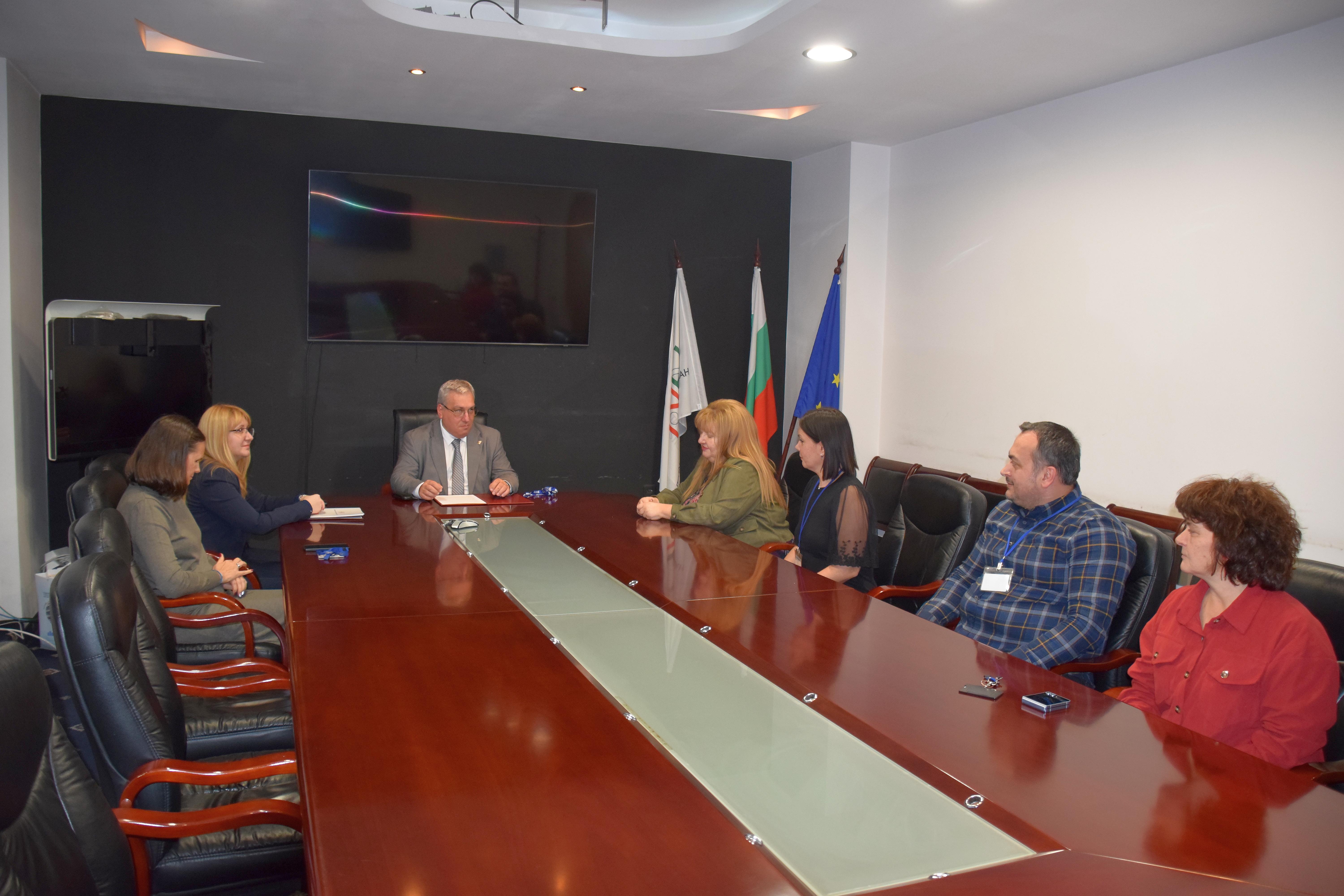 Председателят на НСИ връчи сертификати на двама стажанти по Многонационалната програма за статистическо сътрудничество