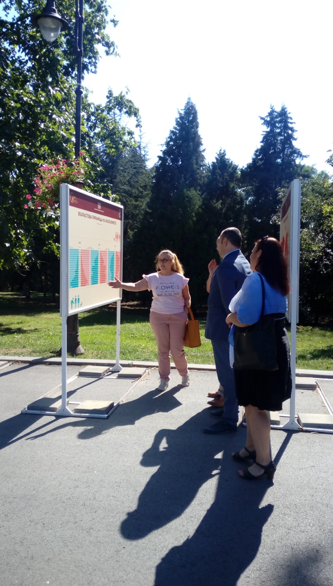 Директорът на Териториално статистическо бюро - Североизток Деян Славов и заместник-кметът на Община Варна Коста Базитов откриха изложбата по случай 140-ата годишнина от създаването на българската статистика
