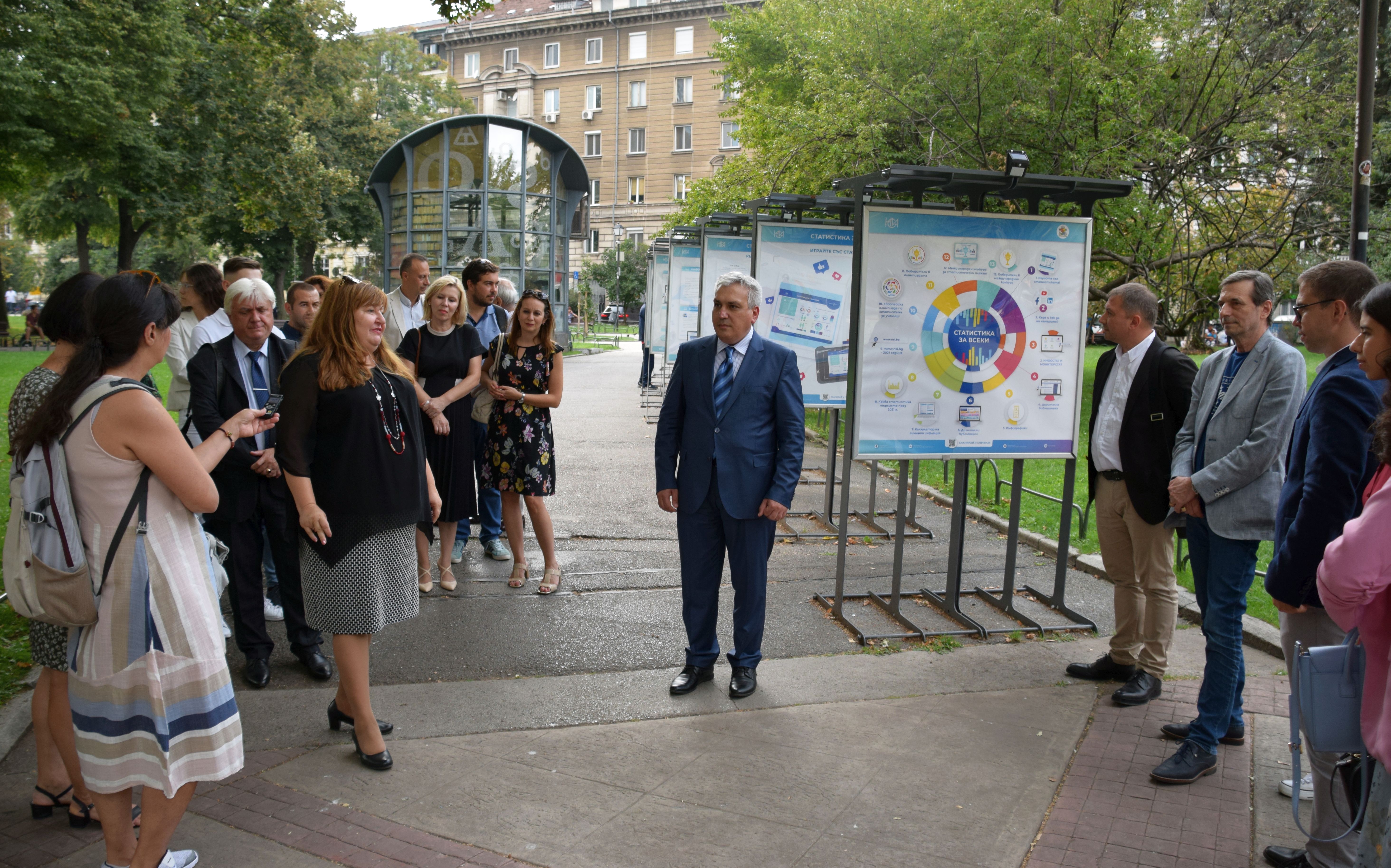 The President of the National Statistical Institute opened the exhibition ‘Statistics for Everyone’
