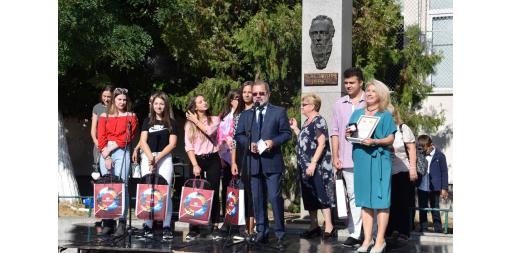 Председателят на НСИ награди учениците, спечелили второ място на Международния конкурс за статистически плакат